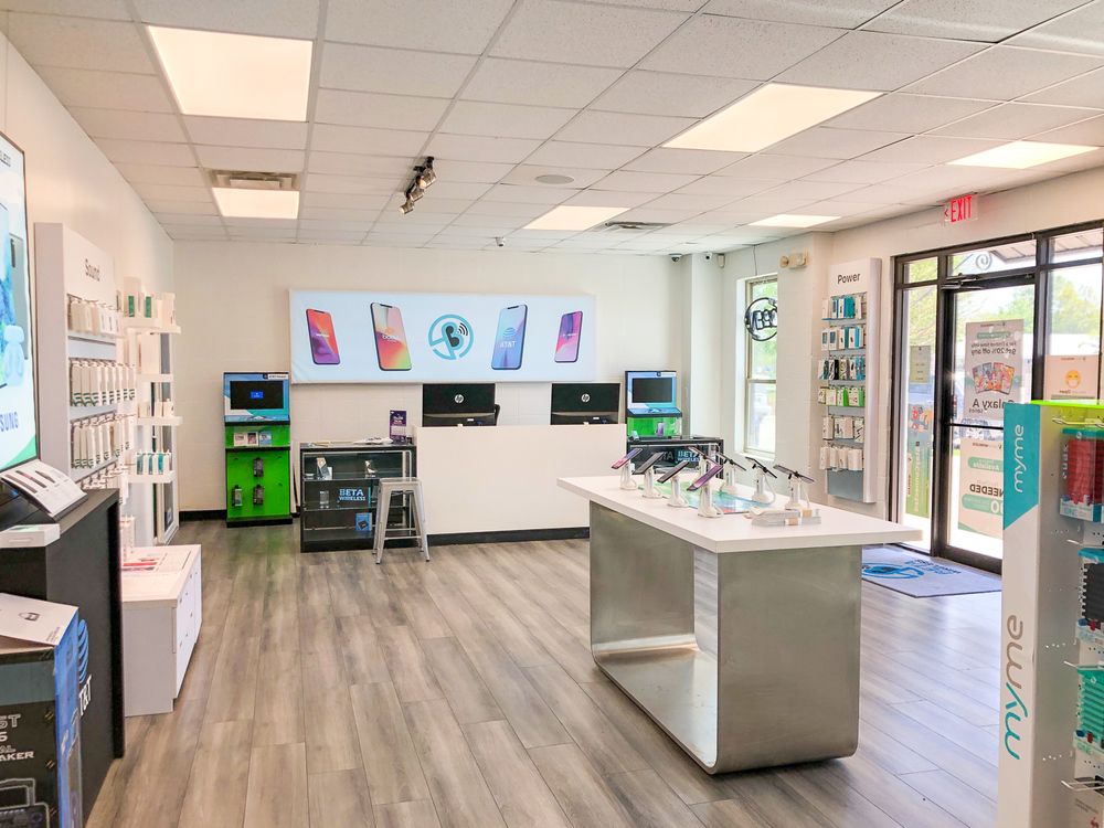 Versatile Space on Busy Coursey Blvd: 12055 Coursey Blvd, Baton Rouge, LA 70816